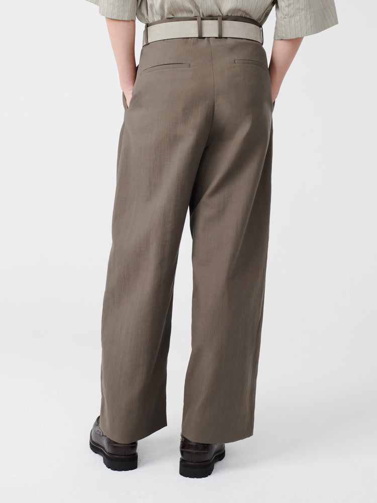 Line Pant in Fossil